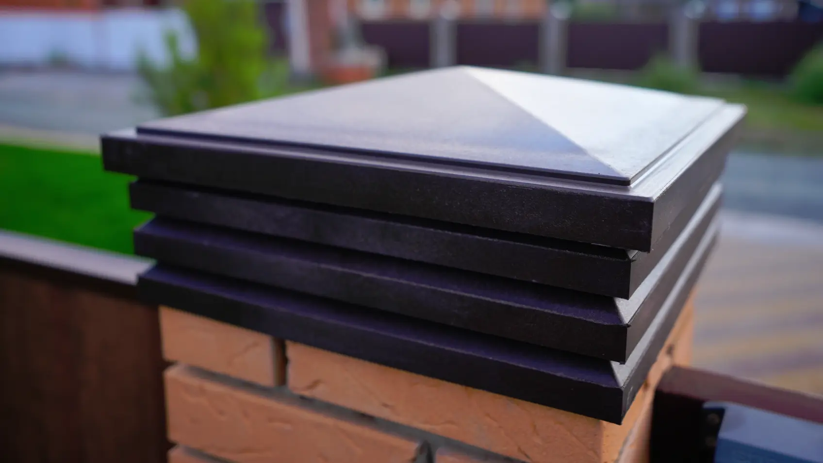 Фото 7 Колпак Бона ХайТек на заборе из металлосайдинга Евро-Брус