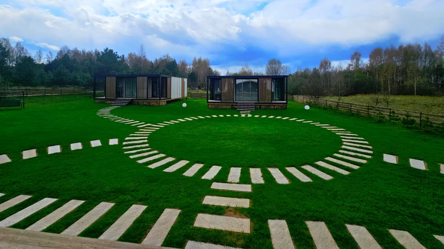 Фото 1 шаговая плита Stone Светлая Галька на оригинальной садовой дорожке