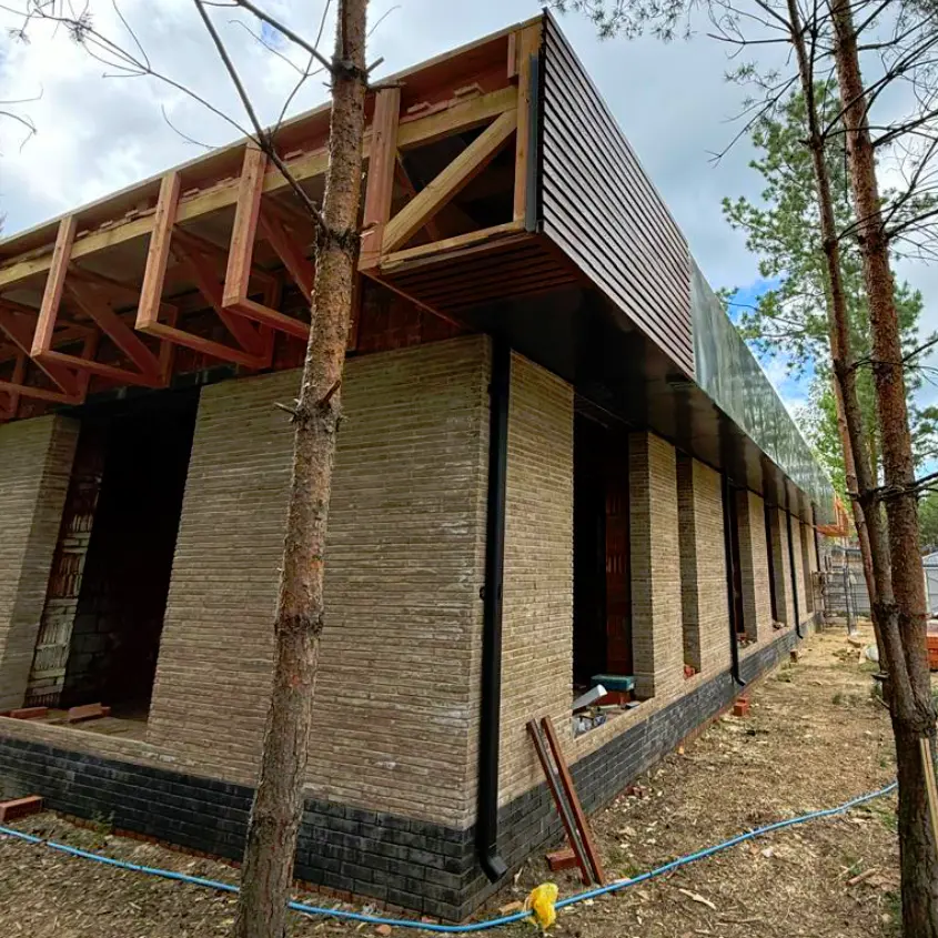 Фото 5 стальная рейка Кедр Темный Дуб 3D подшиве кровли частного дома